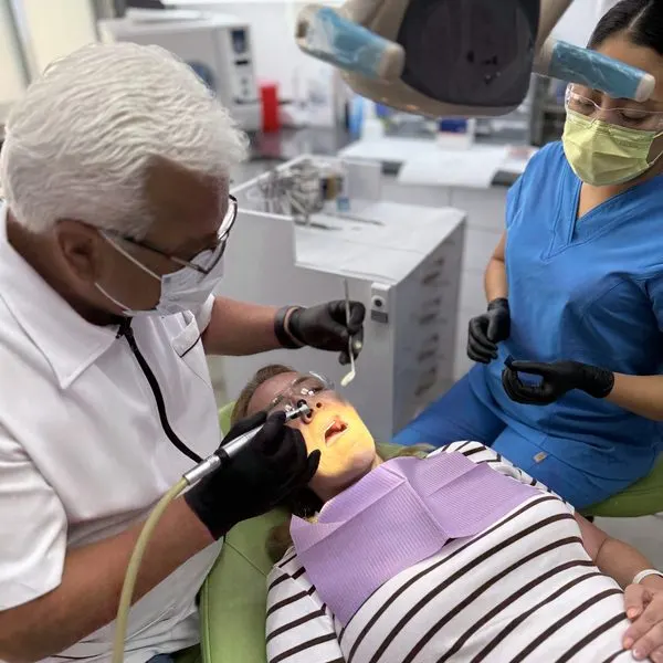 El Dr. Guerrero y su asistente durante un tratamiento