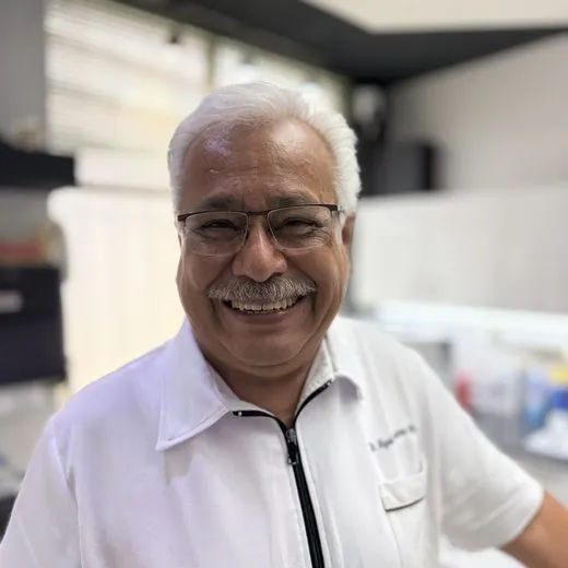 El Dr. Miguel Ángel Guerrero sonriendo en su consultorio dental de León